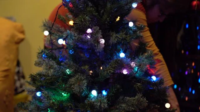 圣诞树灯饰，美丽的bokeh概念。幸福的女人为寒假准备甜蜜的家。特殊而神秘的冬季假期装饰品，闪烁的花