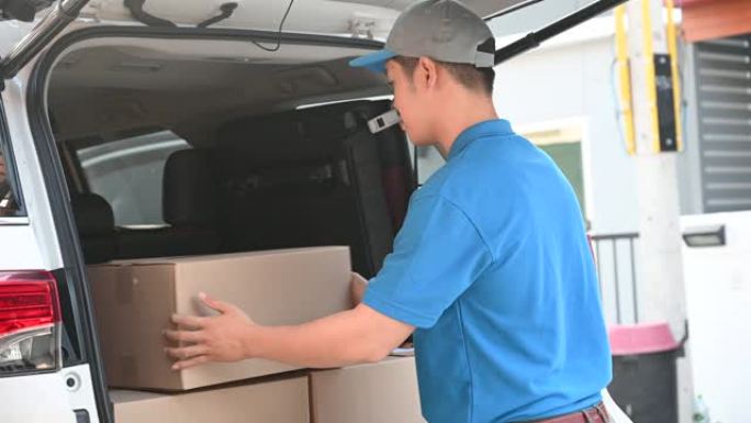 泰国邮递员检查包裹和邮箱送货上门。亚洲在线购物服务。