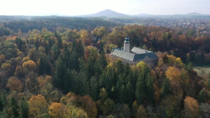 在Jablonne v Podjestedi镇附近有古老的Lemberk城堡的卢萨蒂山脉景观