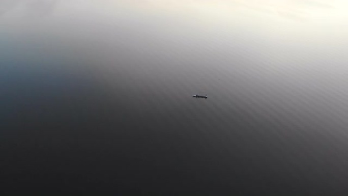 无人机拍摄了乡村水库大坝的鸟瞰图，渔民和船只