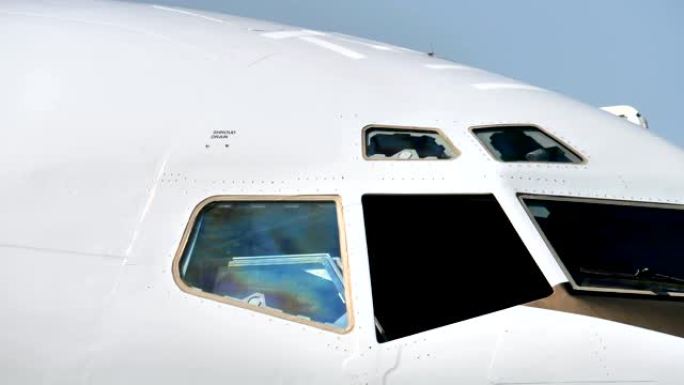 白色商用飞机的小窗户