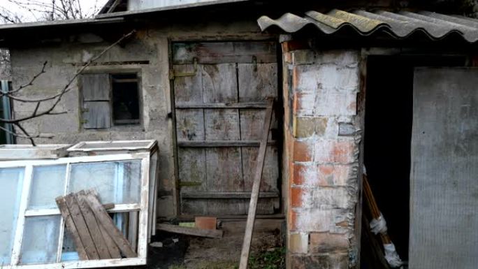 废弃的废弃砖棚，结构受损，风化，门破损。