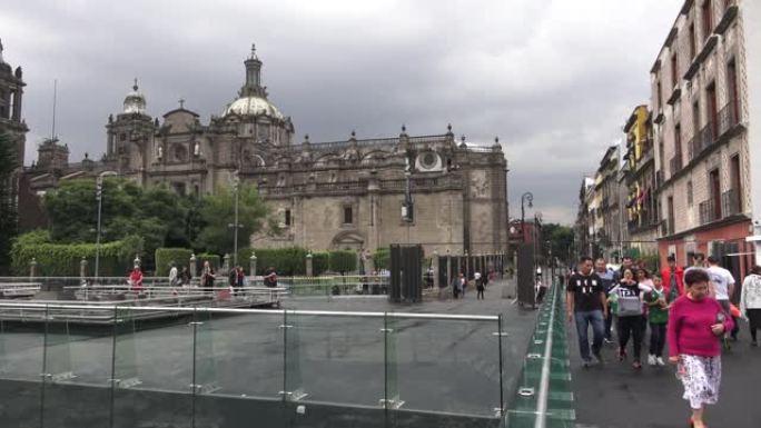 墨西哥城，敦顿，人们走在街上
