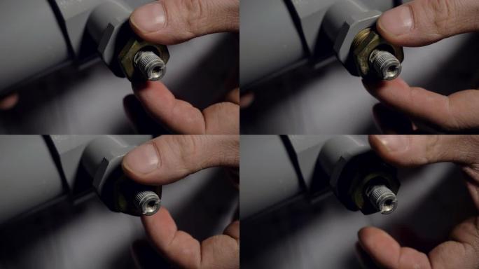 塑料管连接部件上的特写手扭转螺钉