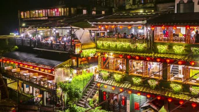 台湾台北晚间参观九份老街的时光倒流游客。