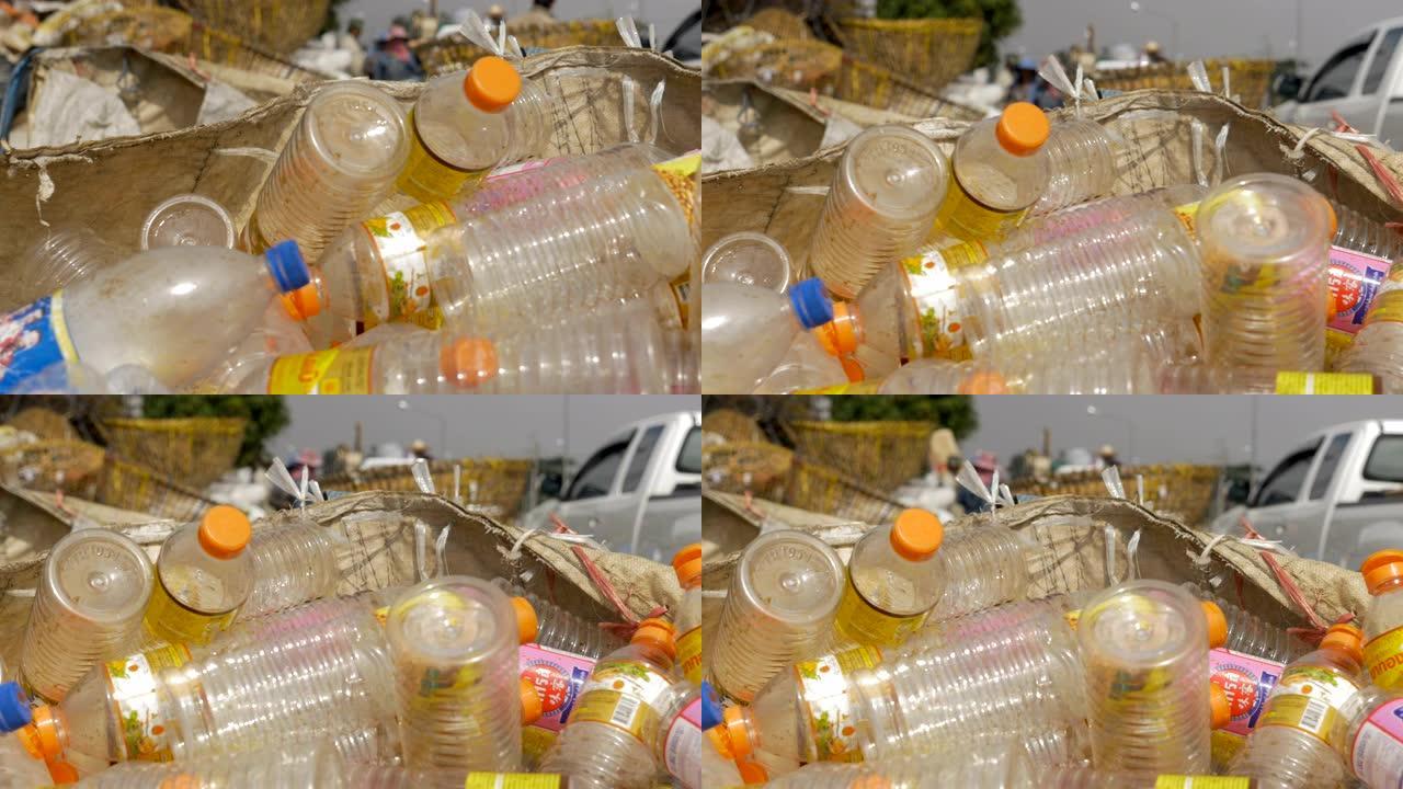 繁忙的回收垃圾场的手持空塑料瓶盒