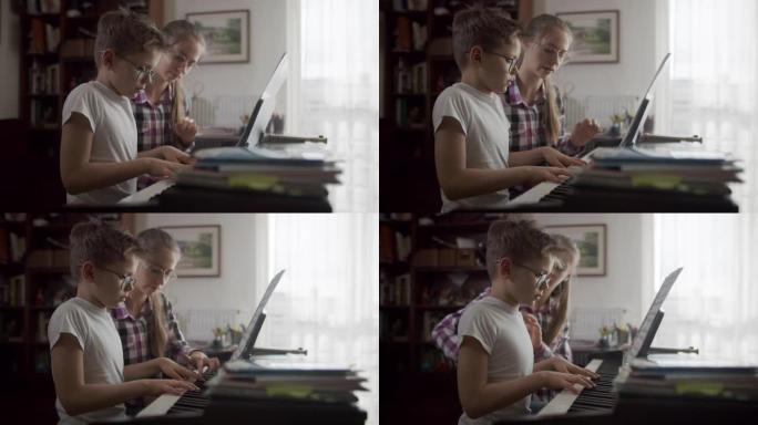 十几岁的女孩教她的兄弟弹钢琴