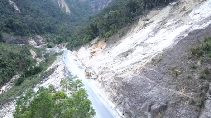 道路滑坡深谷的美丽可怕景色