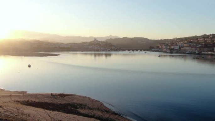 日落时西班牙坎塔布里亚的风景。圣文森特-德拉巴克拉