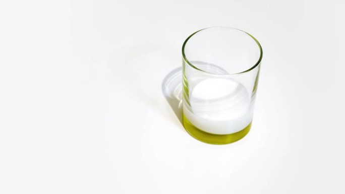 牛奶填充白色背景上的玻璃烧杯