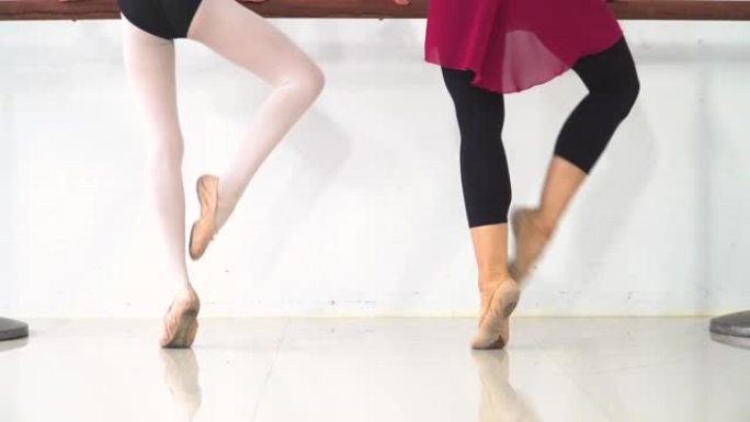 芭蕾舞演员的脚老师教芭蕾舞演员的年轻学生