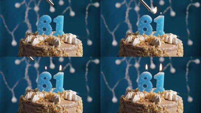 蓝色背景上有61号蜡烛的生日蛋糕。蜡烛着火了。慢动作和特写视图