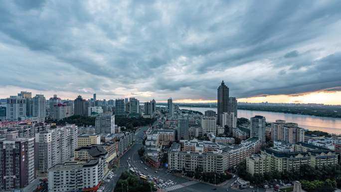 中国哈尔滨乌云压城暴雨来袭