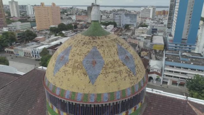 空中盘旋在巴西亚马逊河玛瑙斯歌剧院的圆顶上，用巴西国旗颜色的瓷砖装饰