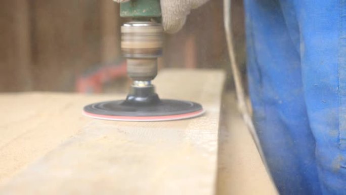 专业工人手中的木工工具特写。在车间加工木材的面目全非的木匠。慢动作细节视图