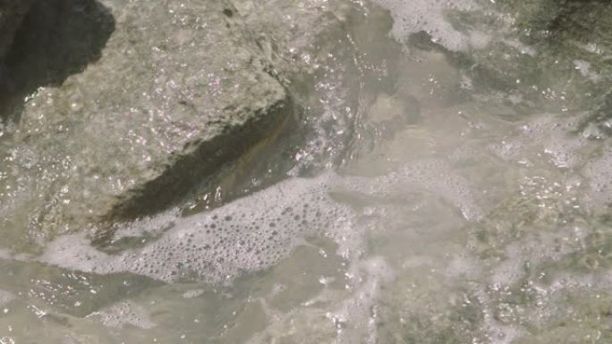 海洋冲刷浅滩的岩石。