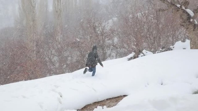 在雪地上奔跑的男孩