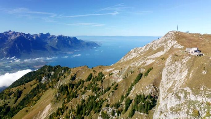 晴天与日内瓦湖一起在瑞士阿尔卑斯山附近拍摄直升机