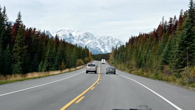 国家公园秋天森林中的落基山脉公路旅行