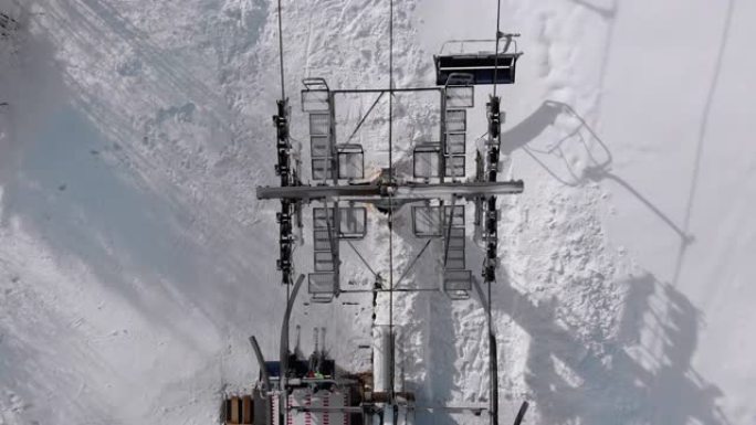 雪坡上交通滑雪者滑雪缆车的空中俯视图。无人机飞越升降椅