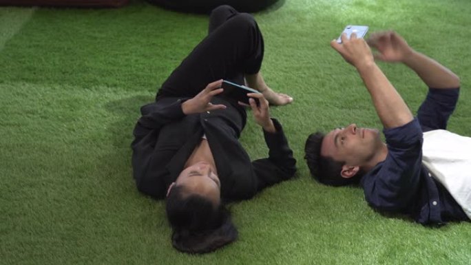 两人躺下一起玩手机