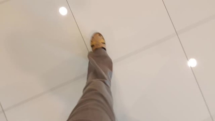 女性脚在地砖上行走的镜头