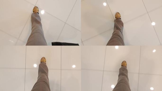 女性脚在地砖上行走的镜头