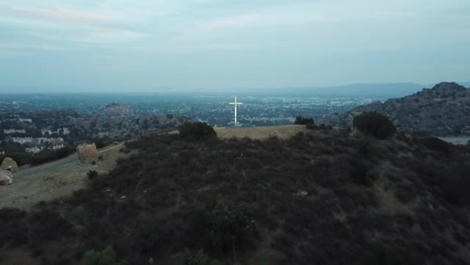 山顶上的基督教十字架鸟瞰图