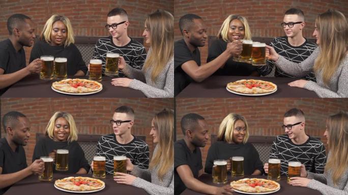 快乐快乐的公司在酒吧里用啤酒杯叮当作响。休闲概念。跨种族友谊