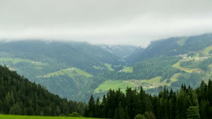 云层在高山山上移动的景观。延时