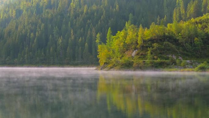 戈索森湖周围有晨雾的日出场景，奥地利阿尔卑斯山的壮丽晨景，上奥地利州，欧洲