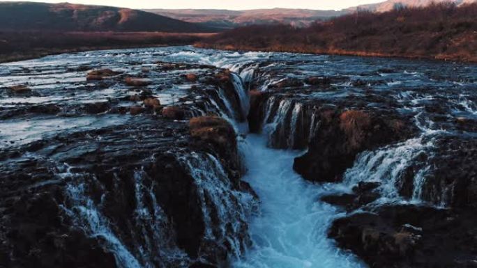 在晴朗的晴天，以其美丽迷人的独特景观，河流，山脉，冰川和瀑布拍摄著名的冰岛