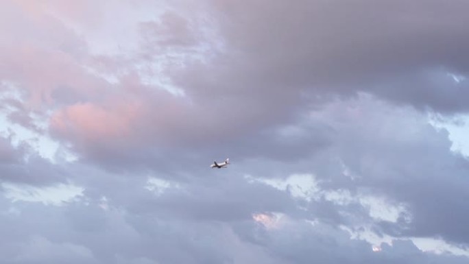 飞机飞上天空，计划遥远