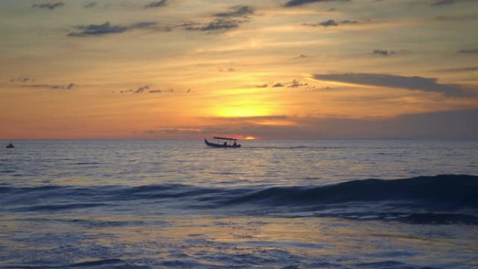 巴厘岛小船轮廓漂浮在太阳面前