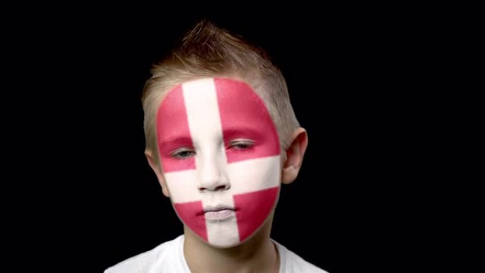 可怜的丹麦足球队球迷。脸上涂着民族色彩的孩子。
