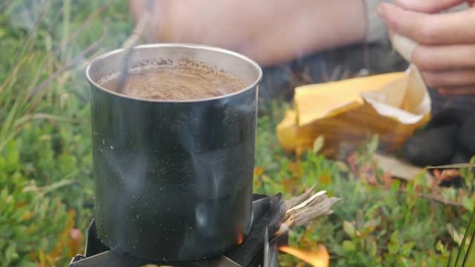 男性游客在远足中煮咖啡