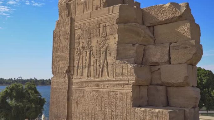 科姆·孔博神庙。Kom Ombo是埃及的一个农业城镇，以Kom Ombo神庙而闻名。它最初是一个埃及