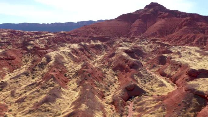 干热沙漠中的红棕色沙丘