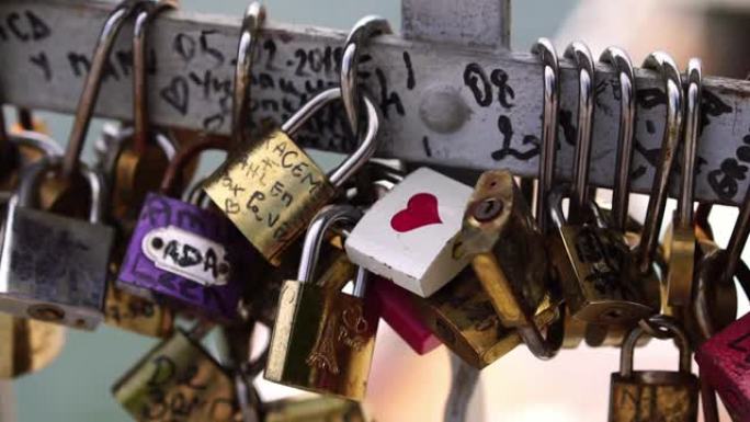 巴黎艺术桥上的爱情挂锁。