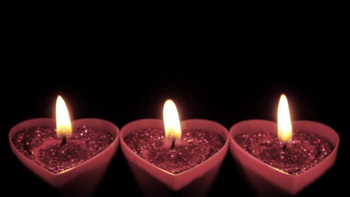 黑暗中的烛光祈福火种火苗蜡烛