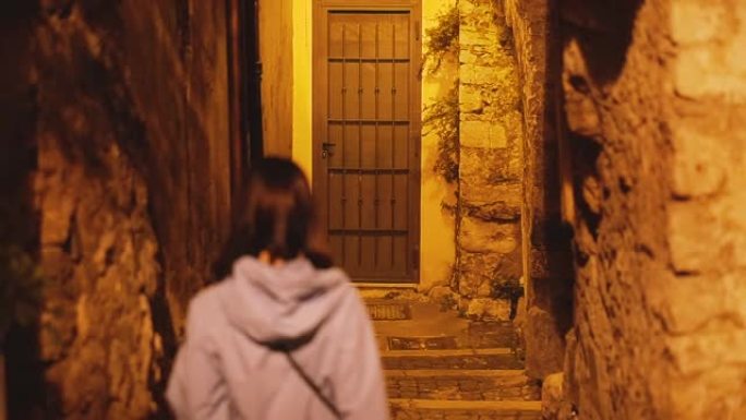 旅程。一个女孩走过特拉西纳的夜城。意大利。