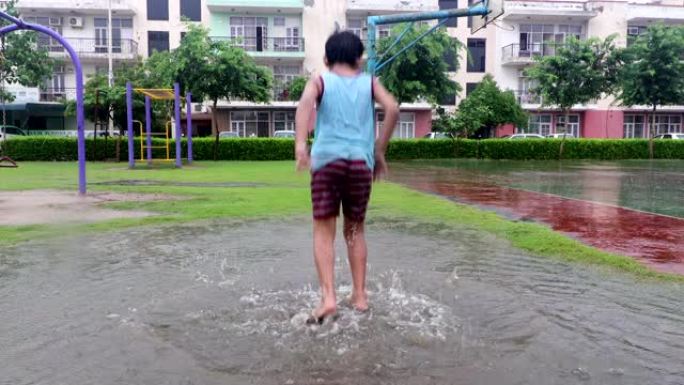 小学时代可爱的小孩在雨季玩泥水