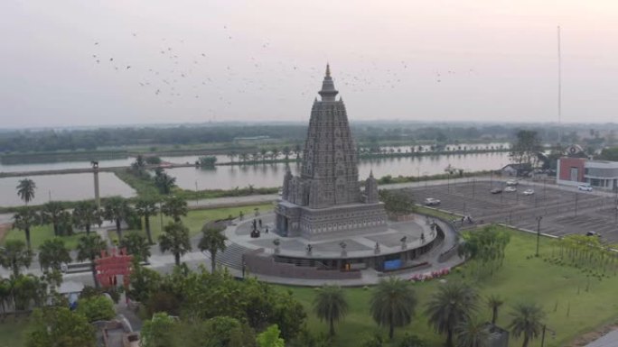 泰国巴吞他尼市佛教寺庙Wat Panyanantaram日落时的鸟瞰图。泰国建筑背景旅行概念。佛教宗