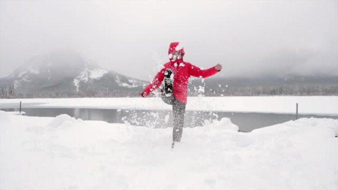 女人在朱砂湖玩雪