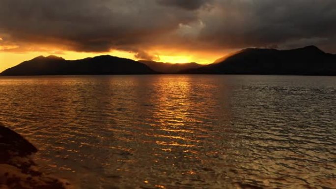 来自苏格兰威廉堡北巴拉丘里什的林赫湖上暴风雨日落的无人机镜头。