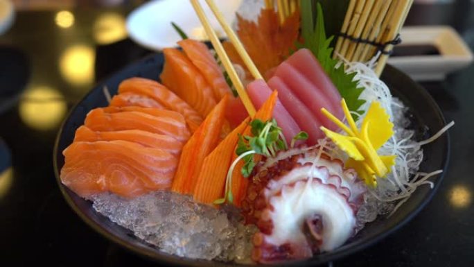 吃新鲜金枪鱼生鱼片日本食物
