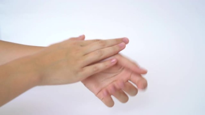 女人手上的特写，涂上保湿护手霜。手部和治疗用霜