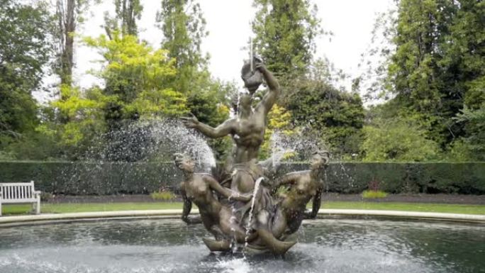 公园里有雕塑的美丽古老喷泉。行动。以绿色公园为背景的美人鱼喷泉雕塑构图