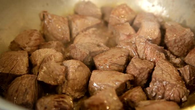 在砂锅中炖牛肉块煮肉炖肉