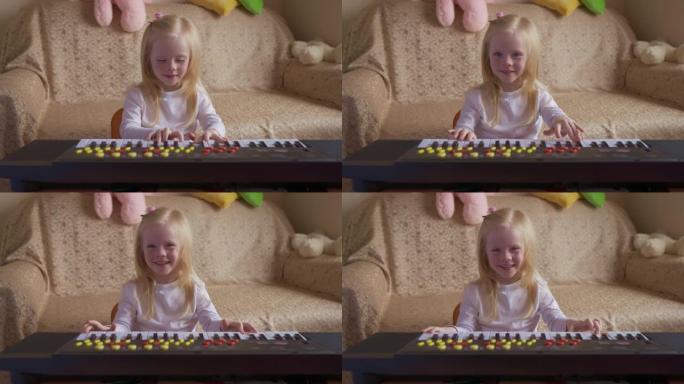 金发碧眼的小女孩弹钢琴。